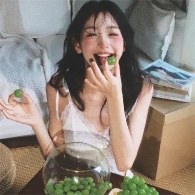 四个孩子走进银行